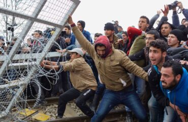 Το υπουργείο Μετανάστευσης της ΝΔ ερευνάται για 4 προγράμματα – Τα ασυνόδευτα «ανήλικα» των 3.000€ τον μήνα!