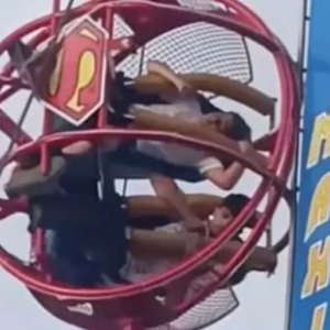 Σοκαριστικό ατύχημα σε λούνα παρκ της Σεβίλλης: Έσπασε ο ιμάντας σε παιχνίδι και βρέθηκαν στο κενό (βίντεο)