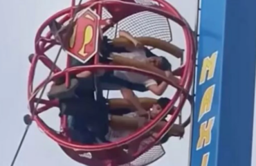 Σοκαριστικό ατύχημα σε λούνα παρκ της Σεβίλλης: Έσπασε ο ιμάντας σε παιχνίδι και βρέθηκαν στο κενό (βίντεο)