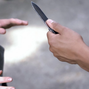 Αλεξανδρούπολη: Μεθυσμένος Ρομά απειλούσε περαστικούς με τεράστιο μαχαίρι (φώτο)