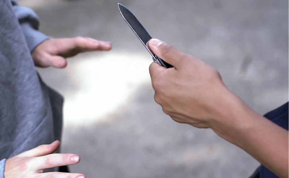 Αλεξανδρούπολη: Μεθυσμένος Ρομά απειλούσε περαστικούς με τεράστιο μαχαίρι (φώτο)