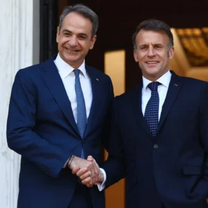 Ε.Μακρόν: «Έντυσε» την ανάρτησή του για τη συμφωνία Ελλάδας-Γαλλίας με το «Εγω κι εσύ μαζί»