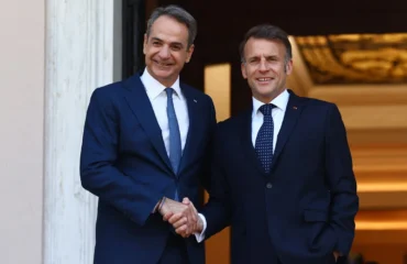Ε.Μακρόν: «Έντυσε» την ανάρτησή του για τη συμφωνία Ελλάδας-Γαλλίας με το «Εγω κι εσύ μαζί»