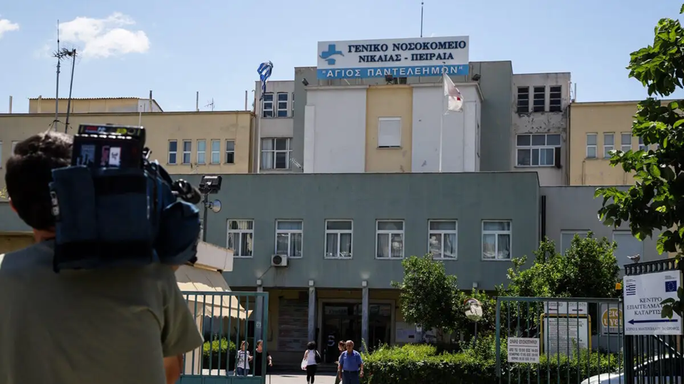 Βίντεο: Η στιγμή που ο άνδρας απειλεί με όπλο πολίτες στο Γενικό Κρατικό Νίκαιας