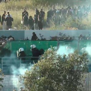 Βόλος: Επεισόδια ανάμεσα σε ΜΑΤ και οπαδούς του ΠΑΟΚ έξω από το Πανθεσσαλικό Στάδιο (φώτο)