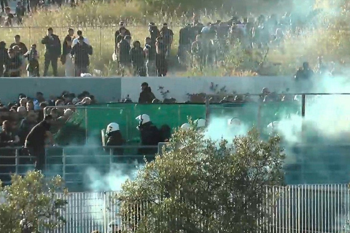 Βόλος: Επεισόδια ανάμεσα σε ΜΑΤ και οπαδούς του ΠΑΟΚ έξω από το Πανθεσσαλικό Στάδιο (φώτο)