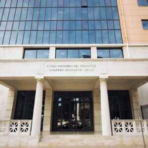 Ομάδα αγνώστων επιτέθηκε με μπογιές και βαριοπούλες στο Διοικητικό Εφετείο Αθηνών