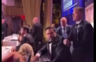 Η στιγμή που κυριολεκτικά τραβούν από το σακάκι τον Τζ.Ντ.Βανς για να τον προστατέψουν (βίντεο)