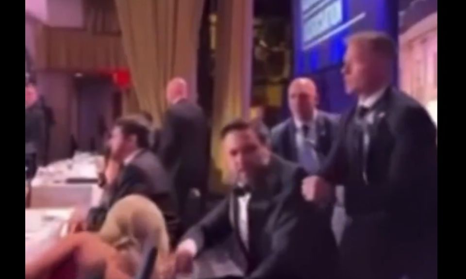Η στιγμή που κυριολεκτικά τραβούν από το σακάκι τον Τζ.Ντ.Βανς για να τον προστατέψουν (βίντεο)