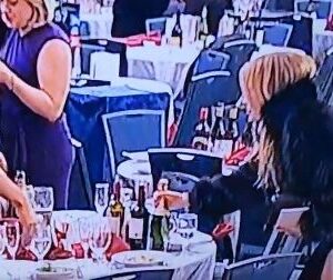 Σκηνές «χάους» μετά τους πυροβολισμούς στο δείπνο των ανταποκριτών: Καλεσμένοι έκλεψαν μπουκάλια κρασί (βίντεο)