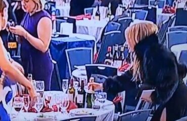 Σκηνές «χάους» μετά τους πυροβολισμούς στο δείπνο των ανταποκριτών: Καλεσμένοι έκλεψαν μπουκάλια κρασί (βίντεο)