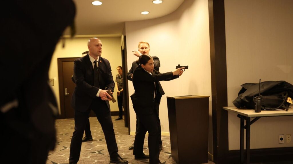 Αυτόπτης μάρτυρας για πυροβολισμούς στο δείπνο ανταποκριτών: «Είχε περάσει το σημείο ελέγχου ασφαλείας»