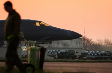 Στις φλόγες η αεροπορική βάση Φέρφορντ της Αγγλίας: Εκεί σταθμεύουν και τα αμερικανικά βομβαρδιστικά