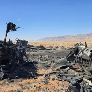 Το Ιράν επιδεικνύει τα αμερικανικά απομεινάρια από την επιχείρηση διάσωσης του πιλότου (βίντεο)