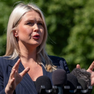 Η «προφητική» δήλωση της Καρολάιν Λέβιτ: «Θα ακουστούν πυροβολισμοί στην αίθουσα – Συντονιστείτε» (βίντεο)