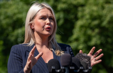 Η «προφητική» δήλωση της Καρολάιν Λέβιτ: «Θα ακουστούν πυροβολισμοί στην αίθουσα – Συντονιστείτε» (βίντεο)