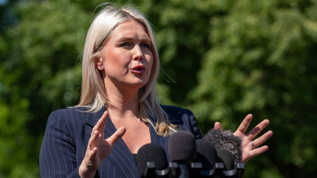 Η «προφητική» δήλωση της Καρολάιν Λέβιτ: «Θα ακουστούν πυροβολισμοί στην αίθουσα – Συντονιστείτε» (βίντεο)