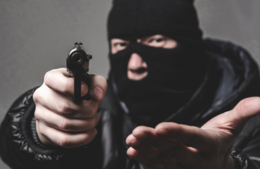 Άλιμος: Συνελήφθησαν δύο ανήλικοι που λήστευαν με όπλα και χαντζάρες καταστήματα