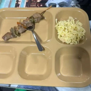 «Θύελλα» αντιδράσεων προκάλεσαν νέες φωτογραφίες με τα «φτωχά» γεύματα των στρατιωτών στο USS Abraham Lincoln