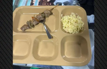 «Θύελλα» αντιδράσεων προκάλεσαν νέες φωτογραφίες με τα «φτωχά» γεύματα των στρατιωτών στο USS Abraham Lincoln