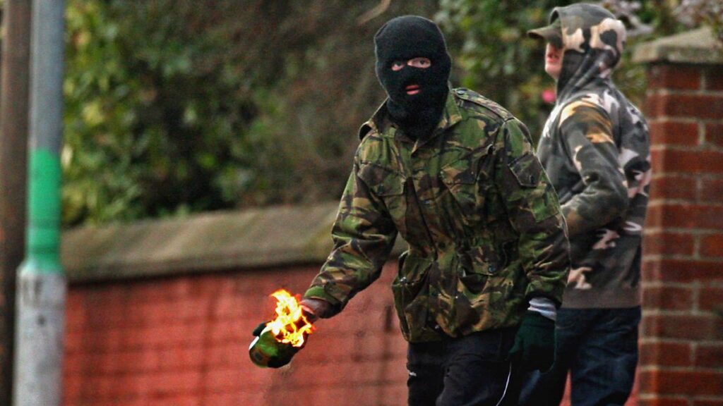 H οργάνωση ΝΕW IRA προκάλεσε έκρηξη οχήματος έξω από αστυνομικό τμήμα στο Μπέλφαστ – Δείτε βίντεο