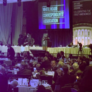 Βίντεο: Viral ο άνδρας που παρά τους πυροβολισμούς στο δείπνο ανταποκριτών του Λευκού Οίκου συνέχιζε να… τρώει