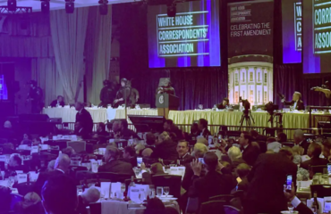 Βίντεο: Viral ο άνδρας που παρά τους πυροβολισμούς στο δείπνο ανταποκριτών του Λευκού Οίκου συνέχιζε να… τρώει