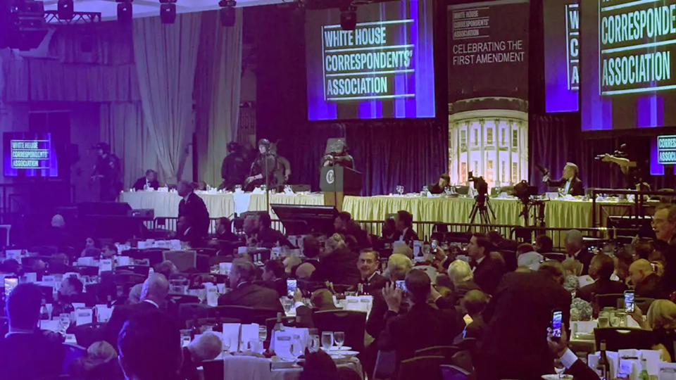 Βίντεο: Viral ο άνδρας που παρά τους πυροβολισμούς στο δείπνο ανταποκριτών του Λευκού Οίκου συνέχιζε να… τρώει