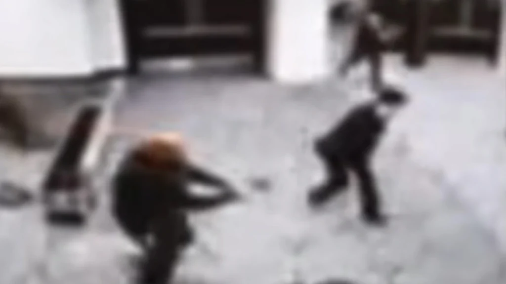 Η στιγμή που ο δράστης της απόπειρας δολοφονίας του Ν.Τραμπ τρέχει και πυροβολεί στην δεξίωση (βίντεο)