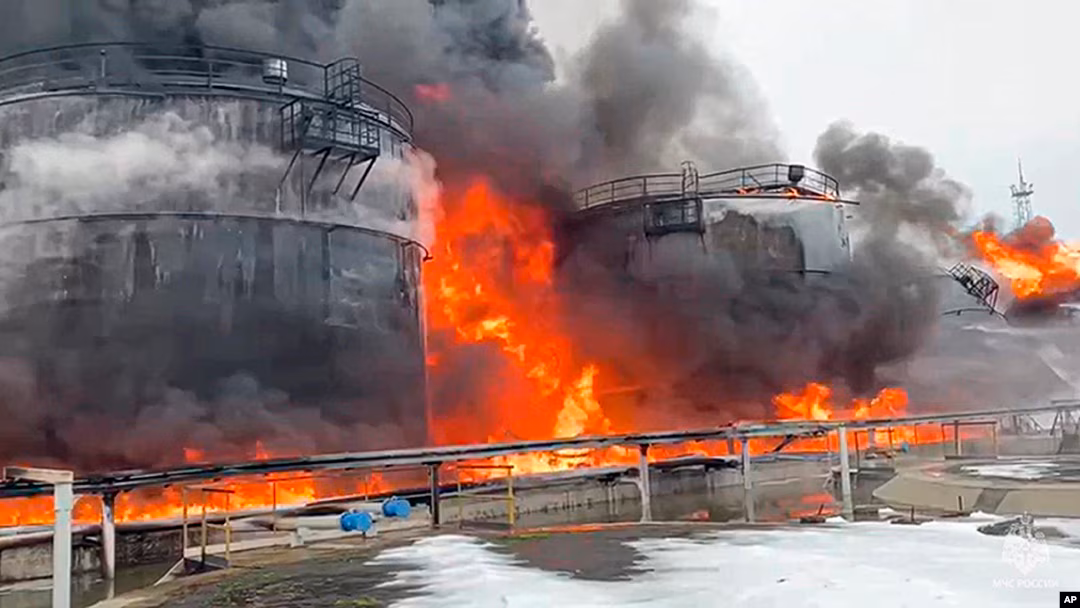 Βίντεο: Τεράστια οικολογική καταστροφή στο Τουάπσε της Ρωσίας μετά την ουκρανική επίθεση στις δεξαμενές πετρελαίου