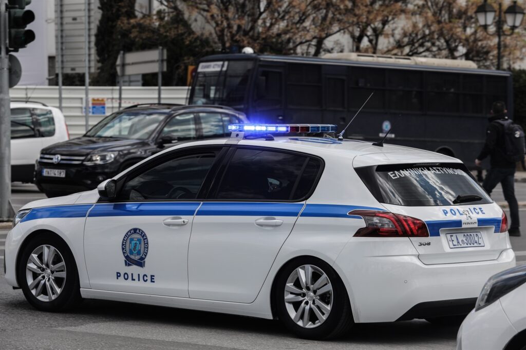 Αναστάτωση στο κέντρο της Αθήνας: Πακιστανός προκάλεσε ζημιές σε τουλάχιστον 30 οχήματα με κοντάρι!