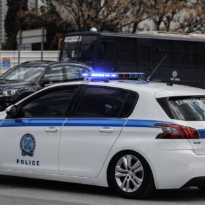 Αναστάτωση στο κέντρο της Αθήνας: Πακιστανός προκάλεσε ζημιές σε τουλάχιστον 30 οχήματα με κοντάρι!