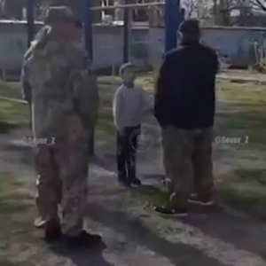 Τραγικές σκηνές: H TCC προσπάθησε να πάρει με το ζόρι έναν πατέρα – Τους κοίταζε αποσβολωμένος ο γιος του (βίντεο)