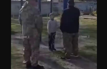 Τραγικές σκηνές: H TCC προσπάθησε να πάρει με το ζόρι έναν πατέρα – Τους κοίταζε αποσβολωμένος ο γιος του (βίντεο)