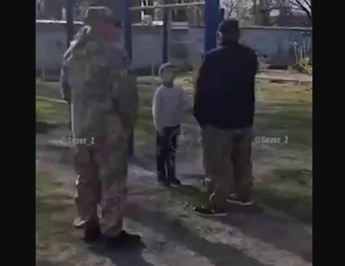 Τραγικές σκηνές: H TCC προσπάθησε να πάρει με το ζόρι έναν πατέρα – Τους κοίταζε αποσβολωμένος ο γιος του (βίντεο)