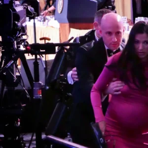 Οι Δημοκρατικοί κατηγορούν σύμβουλο του Τραμπ ότι χρησιμοποίησε την έγκυο σύζυγό του για «ασπίδα»! (βίντεο)