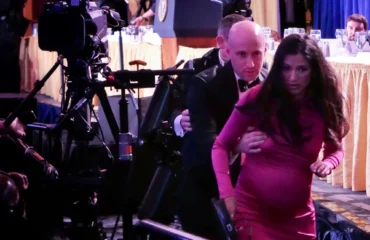 Οι Δημοκρατικοί κατηγορούν σύμβουλο του Τραμπ ότι χρησιμοποίησε την έγκυο σύζυγό του για «ασπίδα»! (βίντεο)