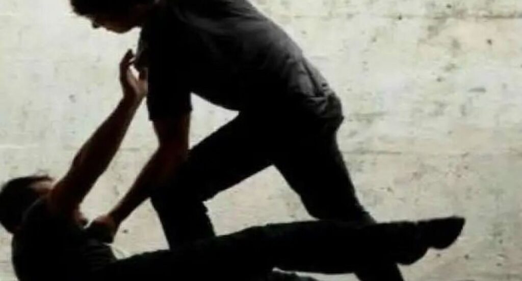 Ηράκλειο: Παρέα νεαρών δέχθηκε άγρια επίθεση από κουκουλοφόρους – Στο νοσοκομείο δύο άτομα