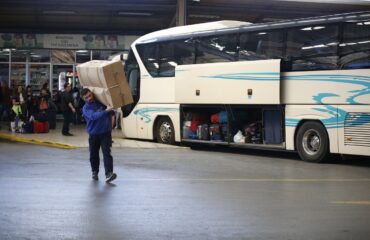 Παραλίγο τραγωδία στο Αγρίνιο: Λεωφορείο προσέκρουσε σε προστατευτικές μπάρες – «Ο οδηγός αποκοιμήθηκε στο τιμόνι»