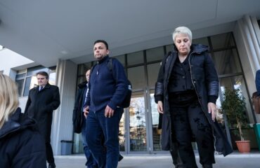 Προσωρινή διακοπή στη δίκη των Τεμπών: Αντιπαράθεση ανάμεσα στους συνήγορους θυμάτων και υπεράσπισης