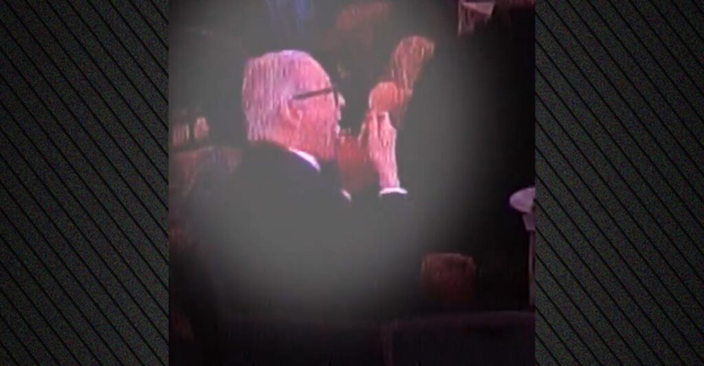 «Ήθελα να δω τη δράση»: Τι λέει ο άνδρας που έτρωγε ατάραχος την ώρα των πυροβολισμών στο δείπνο ανταποκριτών