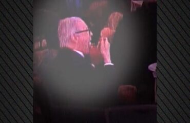 «Ήθελα να δω τη δράση»: Τι λέει ο άνδρας που έτρωγε ατάραχος την ώρα των πυροβολισμών στο δείπνο ανταποκριτών