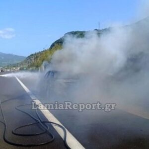 Παρανάλωμα του πυρός αυτοκίνητο στην Ε.Ο Αθηνών-Λαμίας: Έπιασε φωτιά ενώ βρισκόταν εν κινήσει (βίντεο)