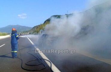 Παρανάλωμα του πυρός αυτοκίνητο στην Ε.Ο Αθηνών-Λαμίας: Έπιασε φωτιά ενώ βρισκόταν εν κινήσει (βίντεο)
