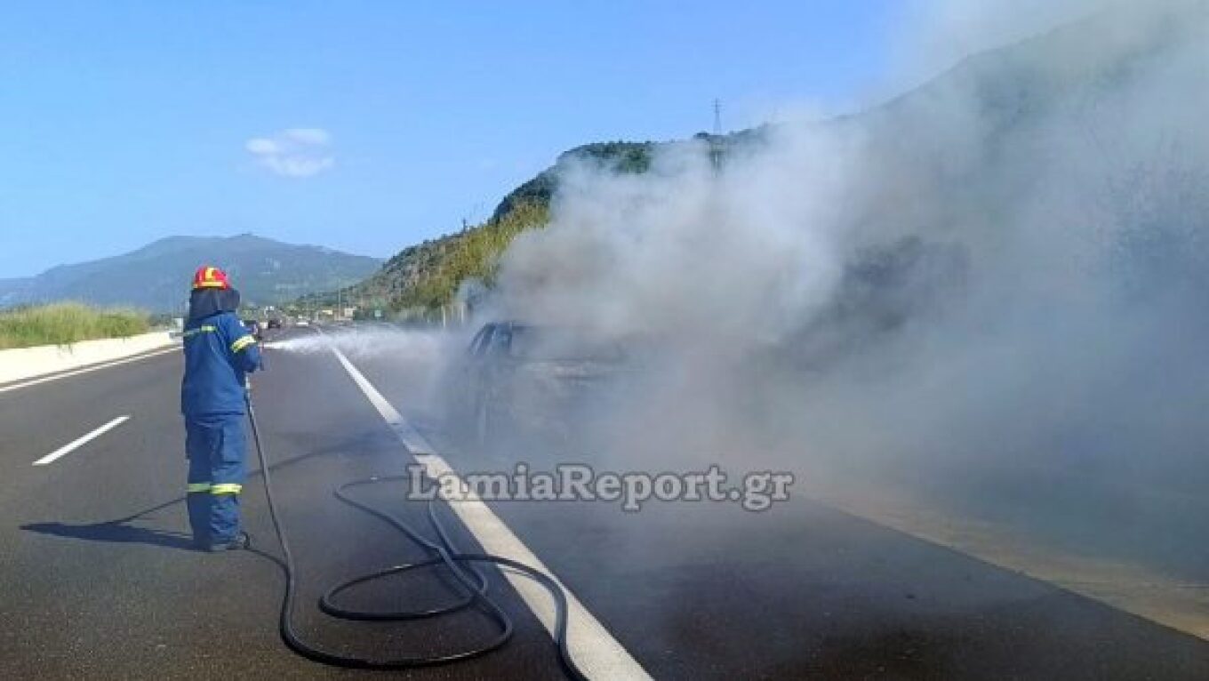 Παρανάλωμα του πυρός αυτοκίνητο στην Ε.Ο Αθηνών-Λαμίας: Έπιασε φωτιά ενώ βρισκόταν εν κινήσει (βίντεο)