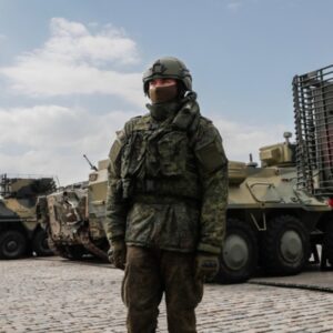 Βίντεο: Ρώσος στρατιώτης πάνω σε «γουρούνα» γλιτώνει την τελευταία στιγμή από επίθεση ουκρανικού drone