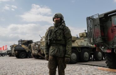 Βίντεο: Ρώσος στρατιώτης πάνω σε «γουρούνα» γλιτώνει την τελευταία στιγμή από επίθεση ουκρανικού drone