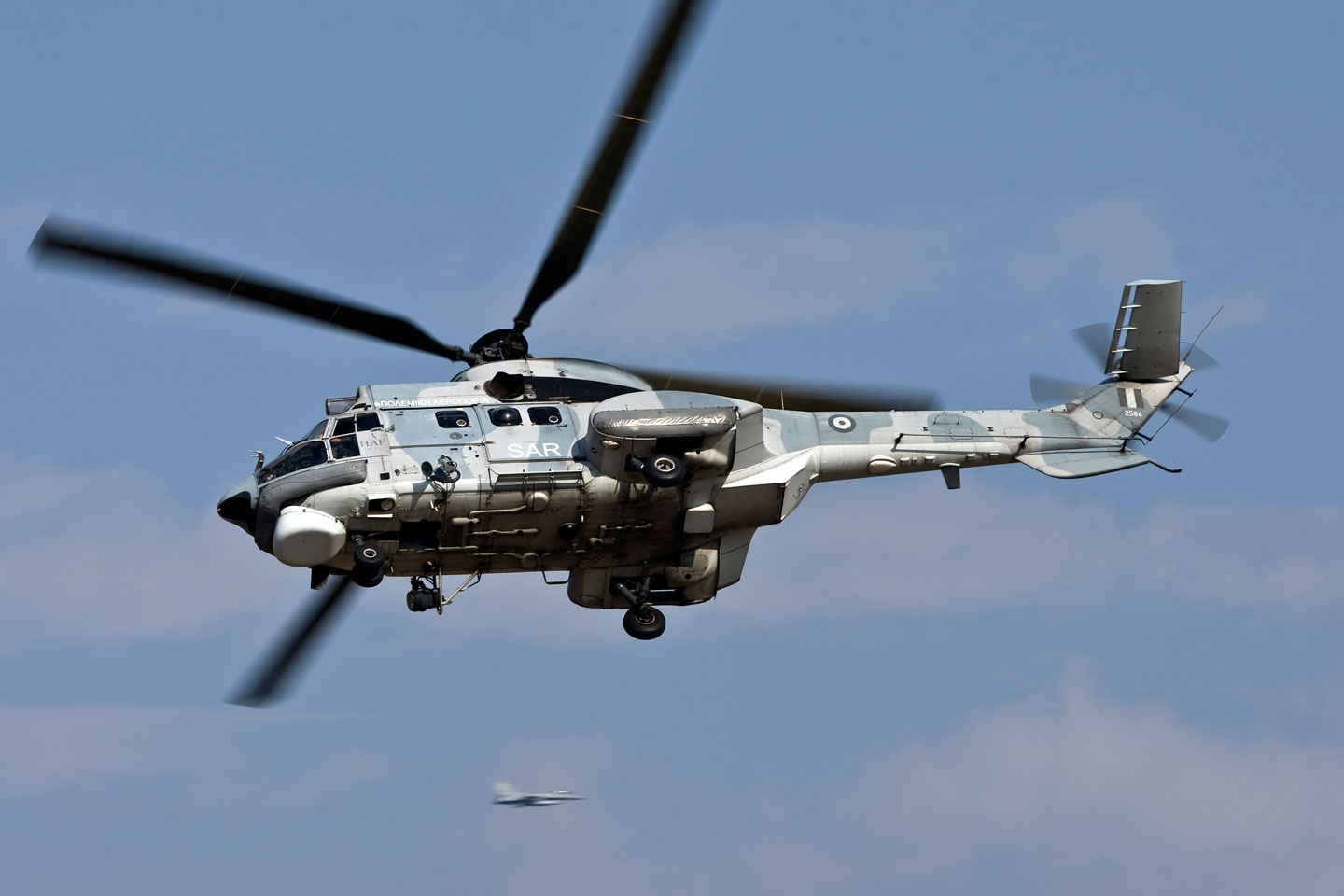 Ελικόπτερο της Πολεμικής Αεροπορίας πραγματοποίησε αναγκαστική προσγείωση μεταξύ Μαθιάς και Αμαριανού