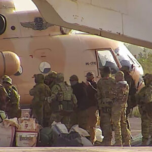 Μάλι: Εμφάνιση του ηγέτη της χώρας – Οι ρωσικές δυνάμεις του «Africa Corps» μάχονται σε όλες τις πόλεις (βίντεο)