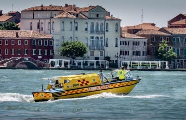 Βενετία: Σκάφος τυλίχθηκε στις φλόγες – Τραυματίστηκε ο ιδιοκτήτης